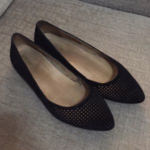 Black flats. Size 8. Good condition.